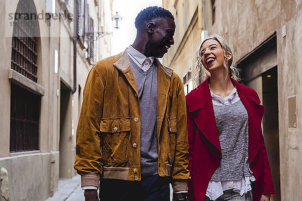 Glückliches junges Paar schlendert durch eine Gasse in der Stadt Florenz  Italien