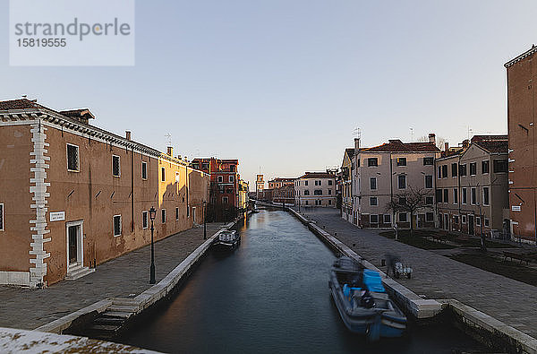 Italien  Venedig  Kanal im Morgengrauen von der Puente-Arsenal-Brücke aus gesehen