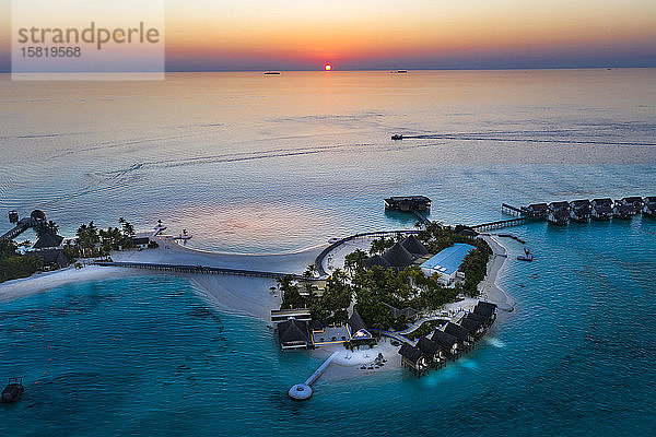Malediven  Hubschrauberansicht des Küsten-Touristenresorts bei Sonnenuntergang