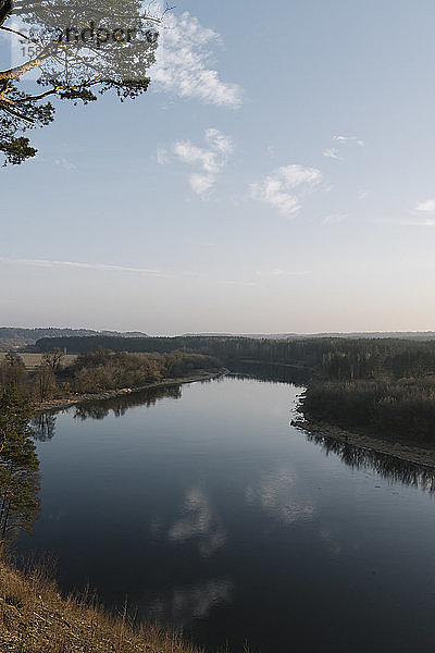 Litauen  Kernave  Glänzender See in der Abenddämmerung