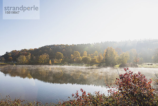 Deutschland  Nordrhein-Westfalen  Klarer Himmel über dem Eiserbachsee an einem sonnigen Herbsttag