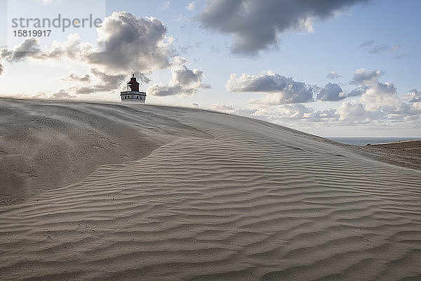 Dänemark  Lonstrup  Geriffelte Sanddüne mit dem Rubjerg-Knude-Leuchtturm im Hintergrund