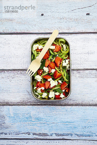 Metall-Lunchbox mit frischem gemischten vegetarischen Salat