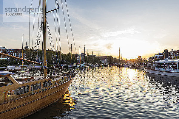 Deutschland  Mecklenburg-Vorpommern  Greifswald  Segelschiffe legen bei Sonnenuntergang im Hafen an