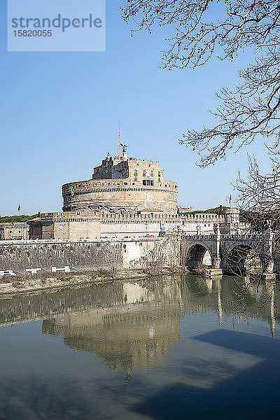 Italien  Rom  Klarer Himmel über dem Mausoleum von Hadrian und Ponte SantAngelo