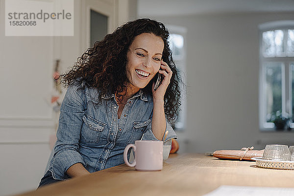 Frau  die zu Hause telefoniert