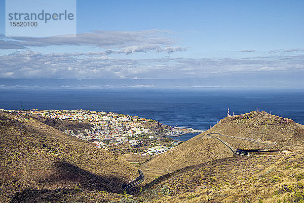 Blick auf San Sebastian de La Gomera  mit Teneriffa im Hintergrund  Kanarische Inseln  Spanien