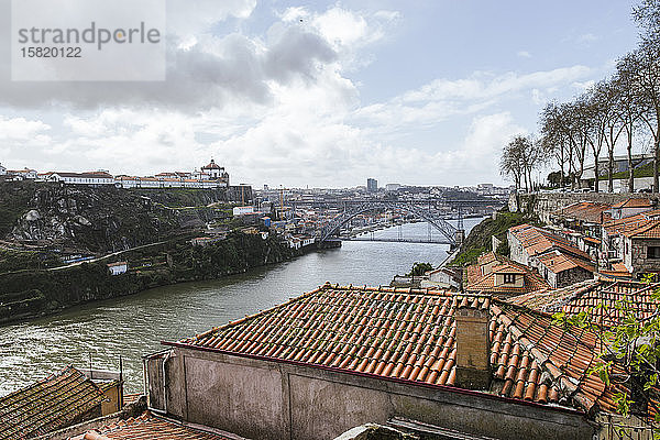 Portugal  Porto  Alte Stadthäuser entlang des Douro-Flusses mit der Dom Luis I-Brücke im Hintergrund