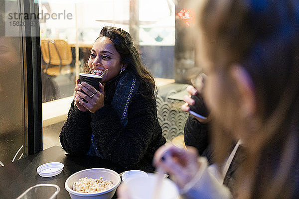 Treffen von Freunden in einem Straßencafé in der Stadt