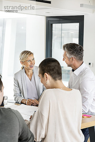 Leitender Geschäftsmann und Frau leiten Workshop im Amt