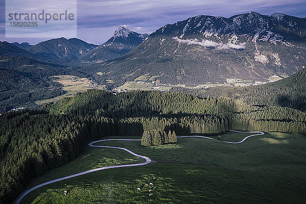 Österreich  Tirol  Achenkirch  kurvenreiche Straße in bewaldeten Bergen