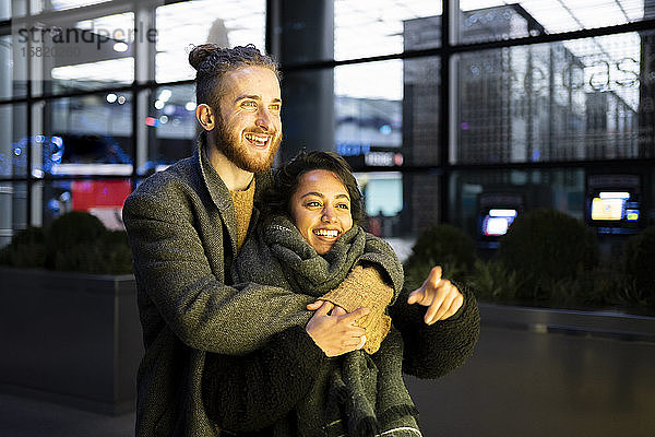Glückliches junges Paar umarmt sich in der Stadt  London  UK