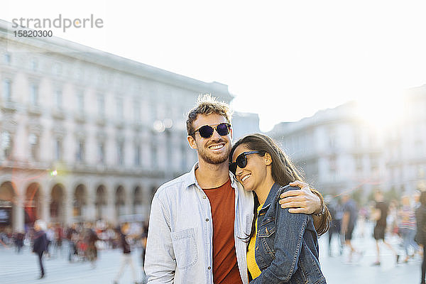 Glückliches junges Paar auf einem Platz in der Stadt bei Sonnenuntergang  Mailand  Italien