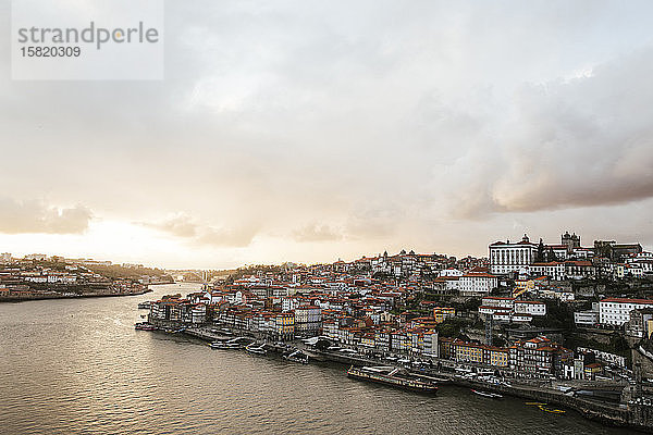 Portugal  Porto  Himmel über Flussuferstadt bei Sonnenuntergang