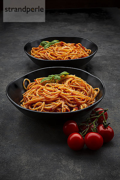 Schalen mit Spaghetti mit Basilikum und Parmesan