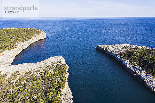 Spanien  Balearen  Cala dOr  Drohnenansicht der Bucht von Cala sa Nau im Sommer