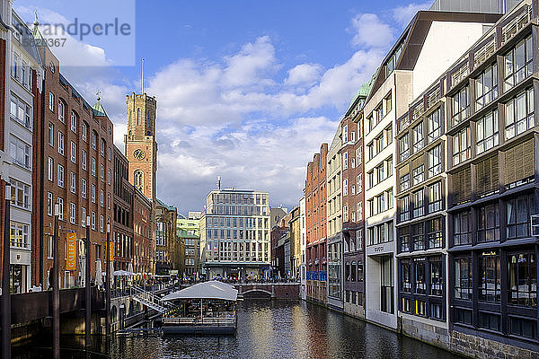 Deutschland  Hamburg  Gebäude entlang des Bleichenfleet-Kanals mit dem Turm der Alten Post im Hintergrund