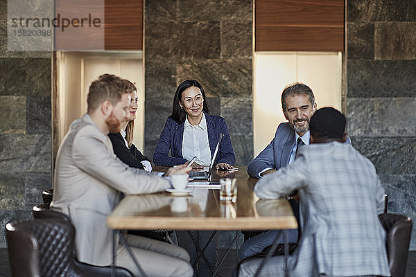 Geschäftsleute bei einem Meeting in der Hotellobby