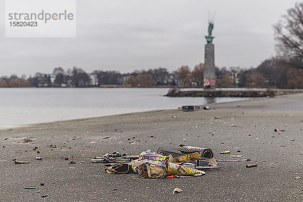 Deutschland  Hamburg  Am Sandufer der Außenalster liegender Müll