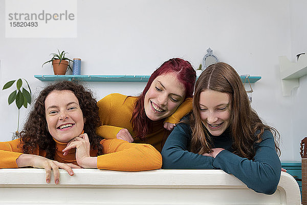 Porträt von drei glücklichen Schwestern zu Hause