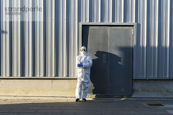 Wissenschaftlerin mit Schutzanzug und Maske