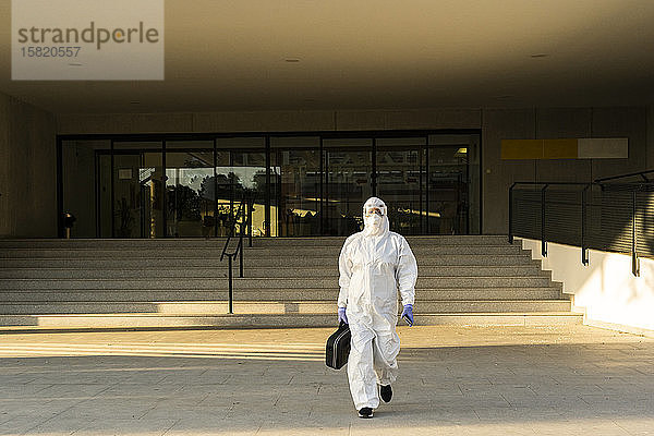 Wissenschaftlerin mit Schutzanzug und Maske