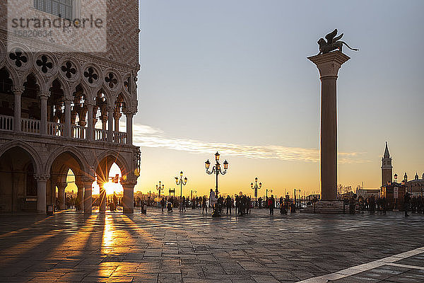 Italien  Venedig  Piazza San Marco und Dogenpalast bei Sonnenaufgang