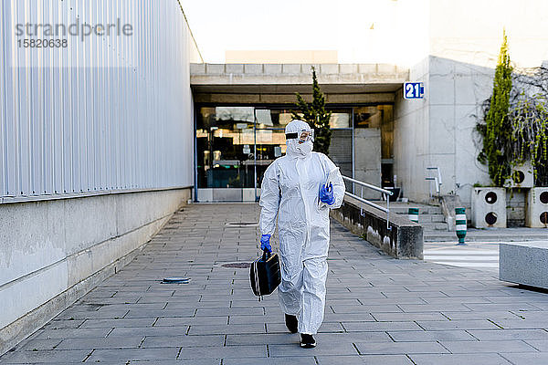 Wissenschaftlerin mit Schutzanzug und Maske