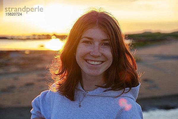 Porträt eines lächelnden rothaarigen Teenagermädchens an der Küste  Halland  Schweden