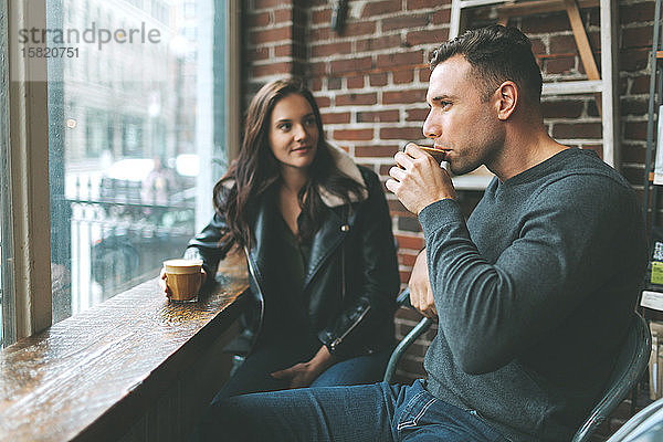 Ehepaar beim Kaffee trinken in einem Café
