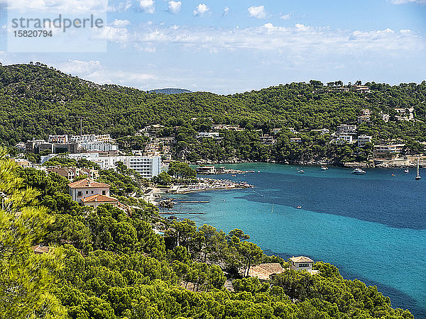Spanien  Balearen  Camp de Mar  Küstenstadt im Sommer mit bewaldeten Hügeln im Hintergrund