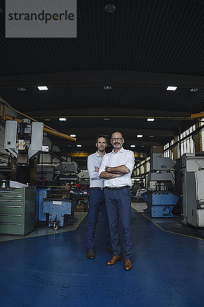 Porträt von zwei selbstbewussten Männern in einer Fabrik