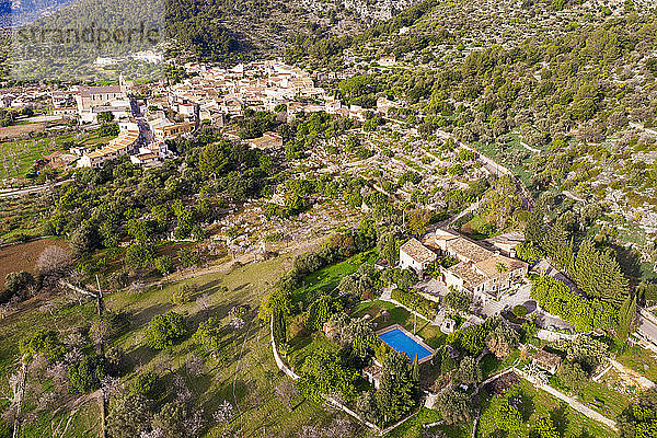 Spanien  Balearen  Caimari  Luftaufnahme der Finca und des ländlichen Dorfes in der Serra de Tramuntana-Bergkette im Frühling