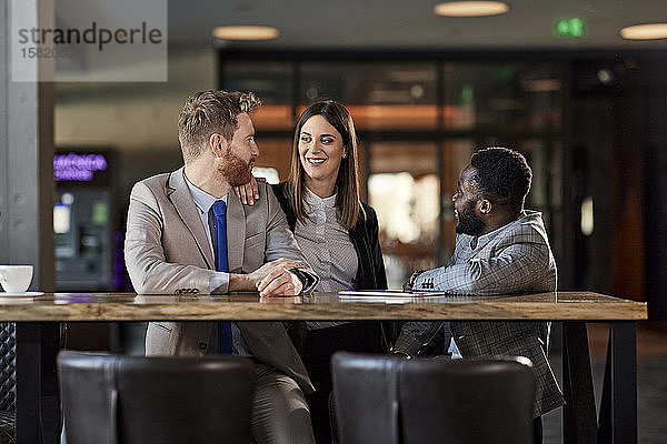 Geschäftsleute treffen sich in der Hotellobby