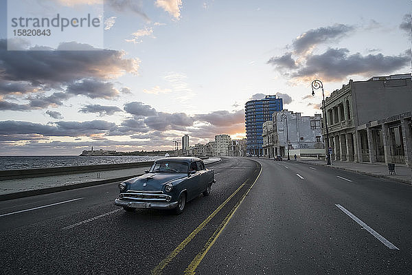 Oldtimer auf der Straße in Malecon  Havanna  Kuba