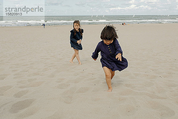 Zwei kleine Mädchen spielen am Strand  Scheveningen  Niederlande