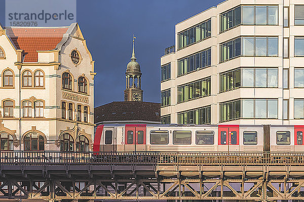 Deutschland  Hamburg  Hochbahn mit Turm der St. Michaels-Kirche im Hintergrund