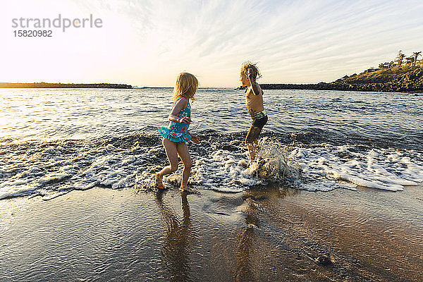 Kinder spielen an der Strandpromenade  Adeje  Teneriffa  Kanarische Inseln  Spanien