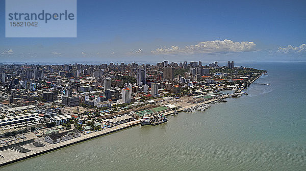 Mosambik  Katembe  Luftaufnahme der Bucht von Maputo und der Küstenstadt