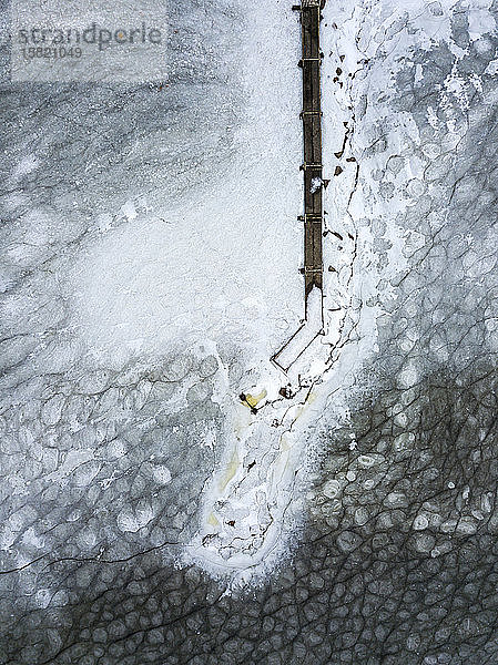 Russland  Sankt Petersburg  Sestroretsk  Luftaufnahme des leeren Piers am gefrorenen Ufer des Finnischen Meerbusens