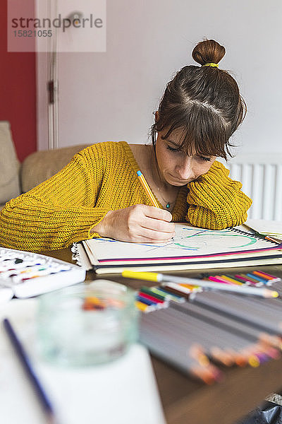 Frau zeichnet mit Bleistift