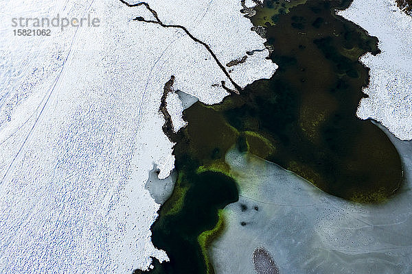 Deutschland  Bayern  Reit im Winkl  Hubschrauberansicht von Weitsee und Lodensee im Winter