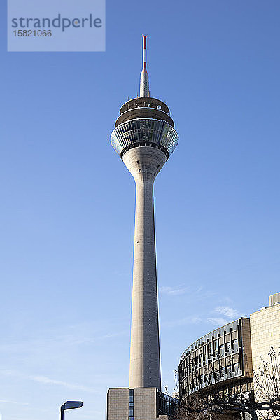 Deutschland  Nordrhein-Westfalen  Düsseldorf  Niedrigwinkelansicht des Rheinturms bei klarem Himmel