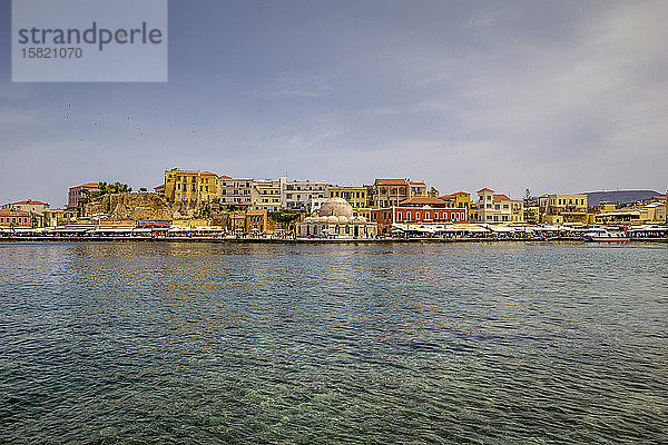 Griechenland  Kreta  Chania  Hafen der Küstenstadt mit der Kucuk-Hasan-Pascha-Moschee im Hintergrund