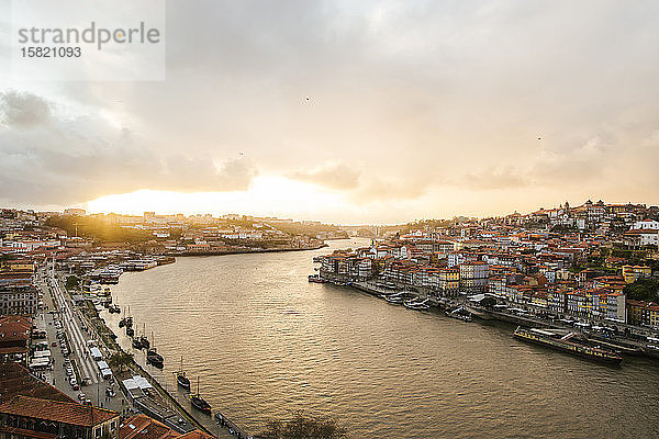 Portugal  Porto  Himmel über Flussuferstadt bei Sonnenuntergang