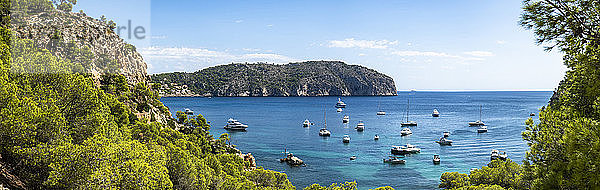Spanien  Balearen  Camp de Mar  Panorama von verschiedenen Booten  die in der Bucht der Insel Mallorca schwimmen