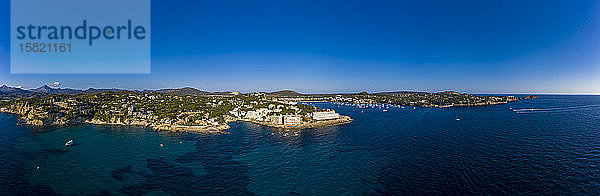 Spanien  Balearen  Costa de la Calma  Luftpanorama von klarem blauen Himmel über der Küstenstadt im Sommer
