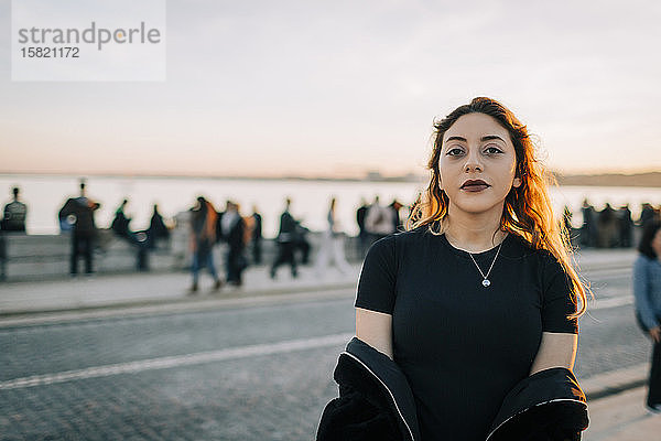 Porträt einer jungen Frau bei Sonnenuntergang  Lissabon  Portugal