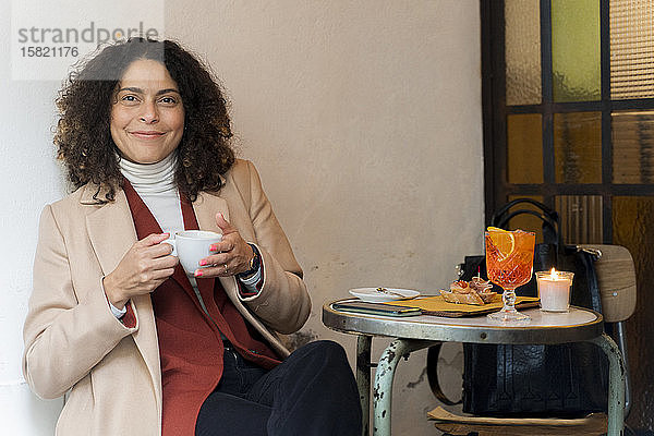 Porträt einer lächelnden Frau in einem Cafe