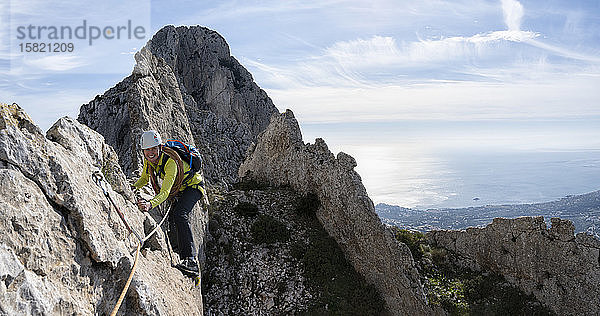 Lächelnde Frau beim Bergsteigen am Bernia-Rücken  Costa Blanca  Alicante  Spanien